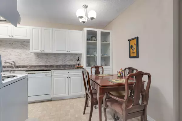 2016 Fullerton AVE #208 North Vancouver, BC V7P 3E6