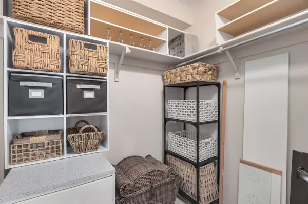 2016 Fullerton AVE #208 North Vancouver, BC V7P 3E6