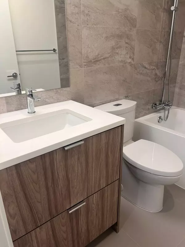 Surrey, BC V3T 2H2,13675 107a AVE #3211