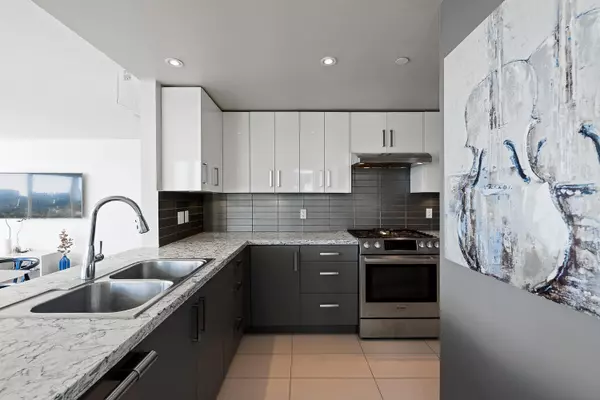 1383 Marinaside CRES #1202 Vancouver, BC V6Z 2W9