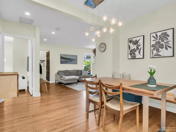 2433 Philip AVE North Vancouver, BC V7P 2W7