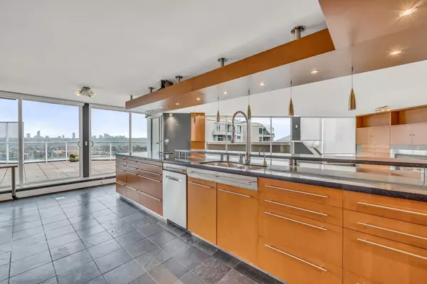 New Westminster, BC V3L 5R4,71 Jamieson CT #1801