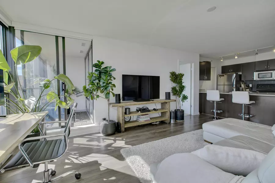 938 Smithe ST #1303, Vancouver, BC V6Z 3H8