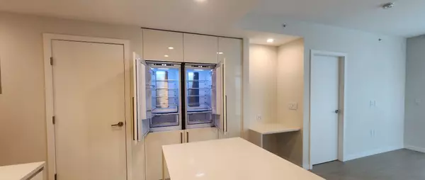 Burnaby, BC V5C 0N9,4168 Lougheed HWY #610