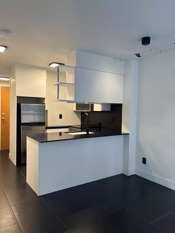 Vancouver, BC V6Z 2X4,1189 Howe ST #811