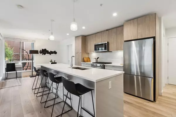 North Vancouver, BC V7L 0H2,128 E 8th ST #309