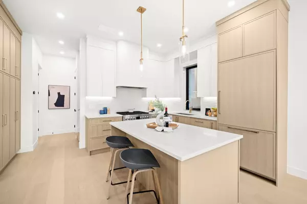 Vancouver, BC V5T 2P1,2965 Glen DR