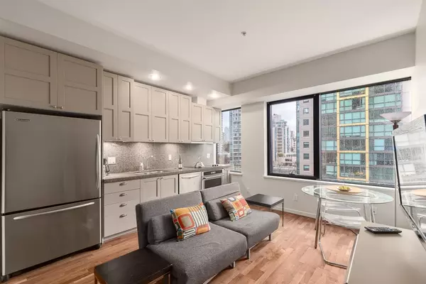 Vancouver, BC V6E 4V3,1333 W Georgia ST #913