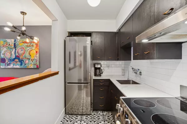 Vancouver, BC V6G 2R8,1050 Chilco ST #204