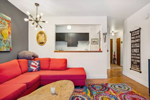 Vancouver, BC V6G 2R8,1050 Chilco ST #204