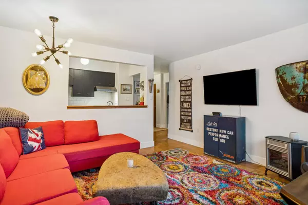 Vancouver, BC V6G 2R8,1050 Chilco ST #204