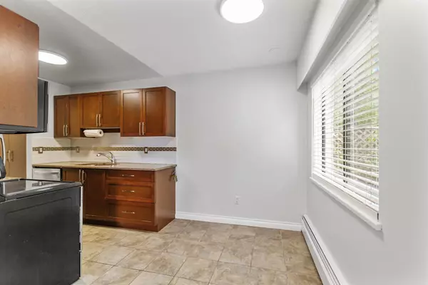 Coquitlam, BC V3J 3R9,590 Whiting WAY #112