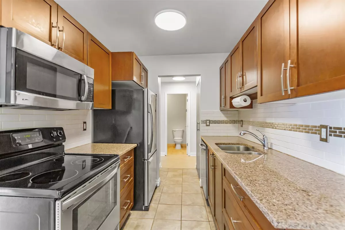 Coquitlam, BC V3J 3R9,590 Whiting WAY #112