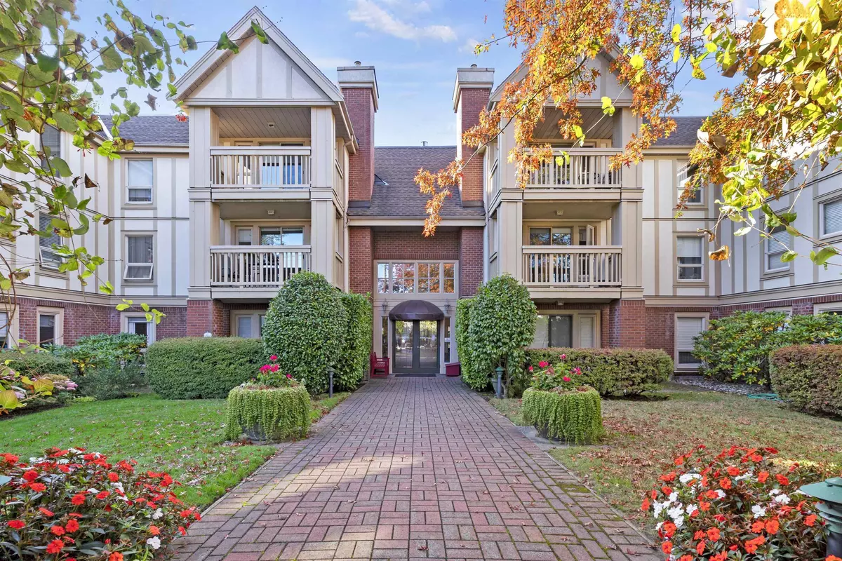 West Vancouver, BC V7V 4C1,843 22nd ST #209