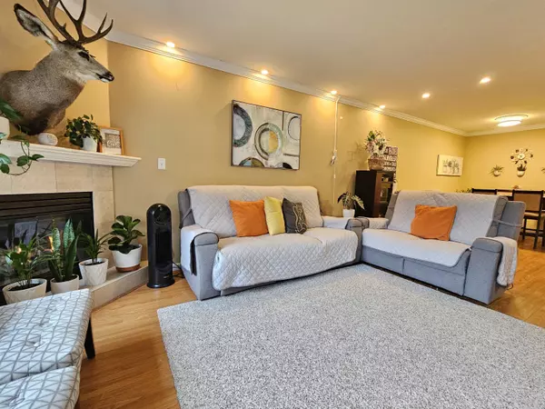 Coquitlam, BC V3B 4R9,1167 Pipeline RD #201