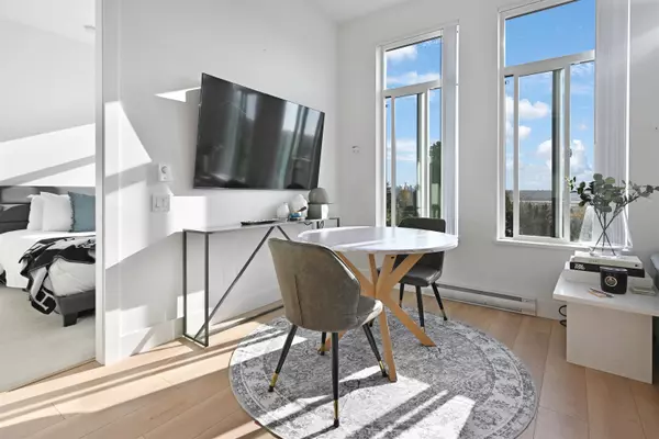 718 Edgar AVE #209 Coquitlam, BC V3K 0H2