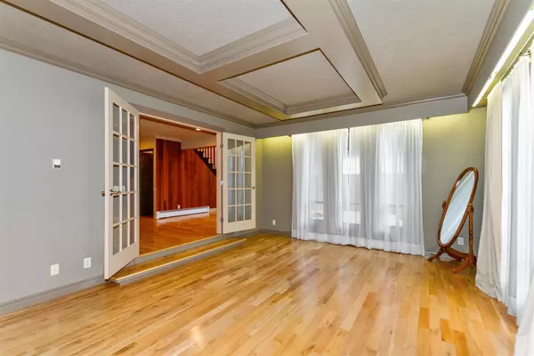 Burnaby, BC V5B 2M9,6785 Lochdale ST