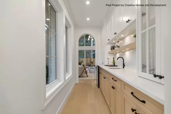 690 E Windsor RD North Vancouver, BC V7N 1K7