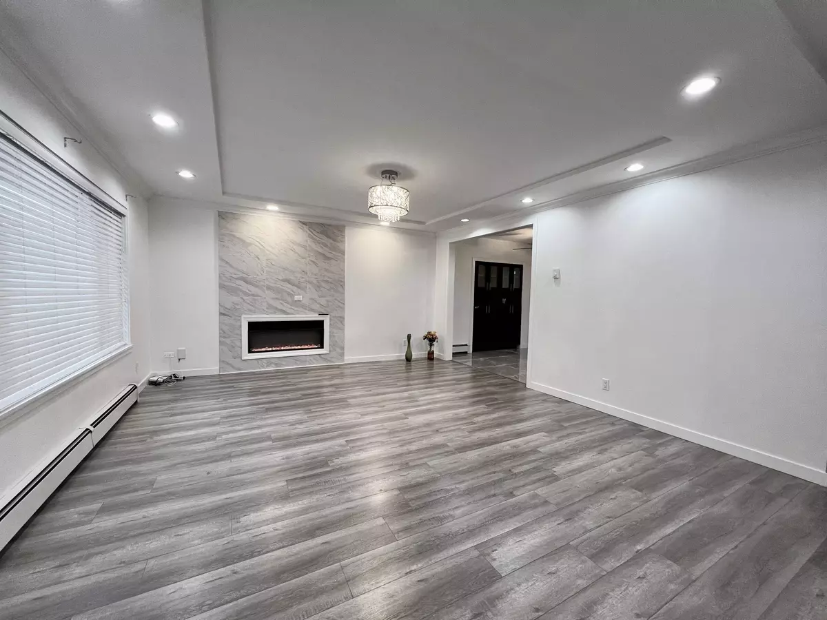 Burnaby, BC V3N 1J2,7768 18th AVE