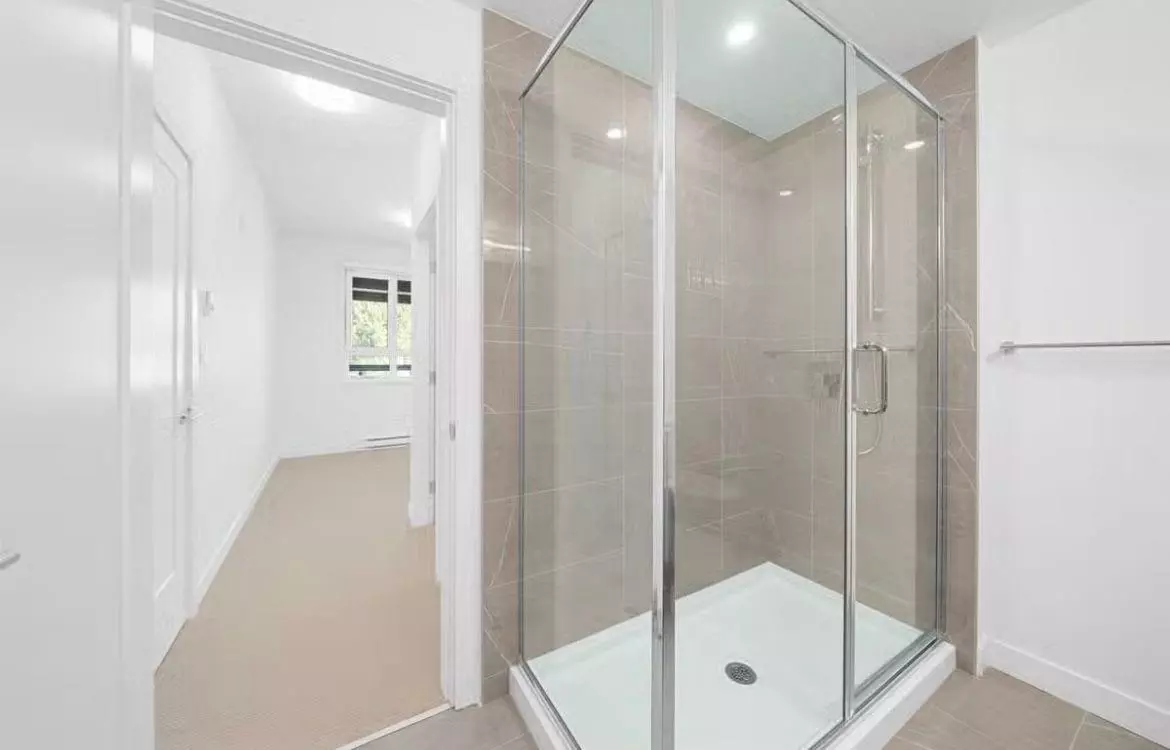 Surrey, BC V3W 8J5,13788 76 AVE ##419