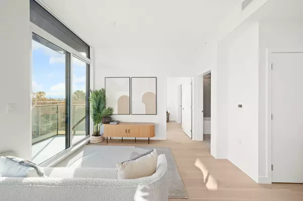 Vancouver, BC V5Z 2Z7,5212 Cambie ST #601