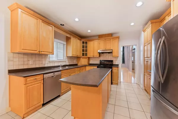 Burnaby, BC V3N 1L6,7573 17th AVE