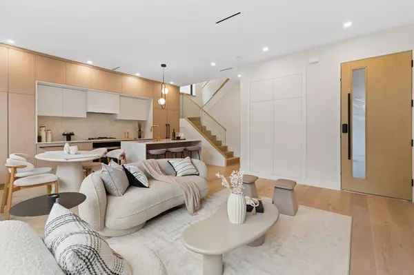 Vancouver, BC V5Y 2C8,448 W 20th AVE #2