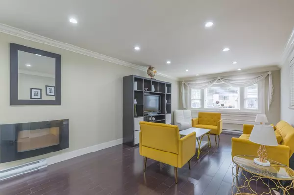 Surrey, BC V3W 5Y2,8266 King George BLVD #16