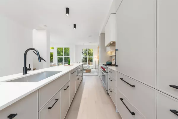 Vancouver, BC V6P 1H6,1493 W 52nd AVE