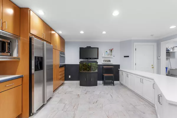 1500 Ostler CT #102 North Vancouver, BC V7G 2S2