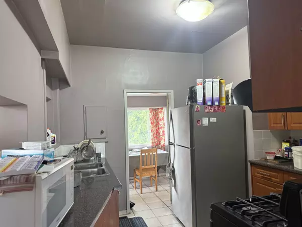 Vancouver, BC V5X 3S4,8125 St. George ST