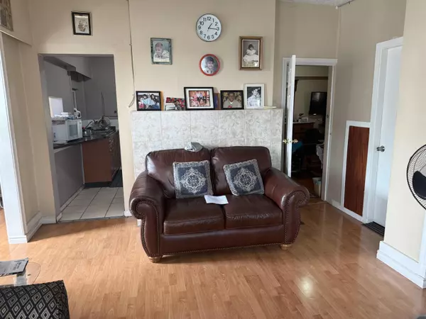 Vancouver, BC V5X 3S4,8125 St. George ST