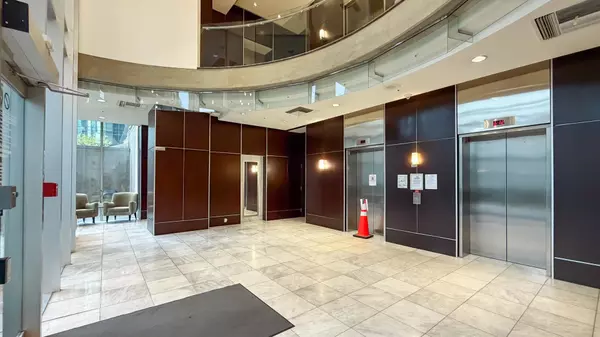 Vancouver, BC V6G 3E3,588 Broughton ST #506