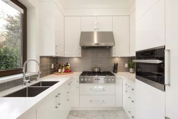 5637 Laburnum ST Vancouver, BC V6M 3S7