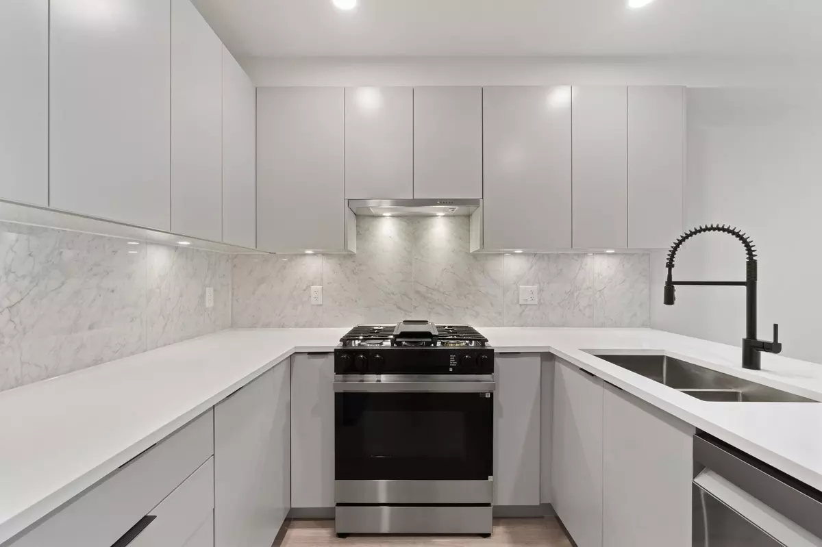 Surrey, BC V3T 1Z2,13258 105 AVE #418