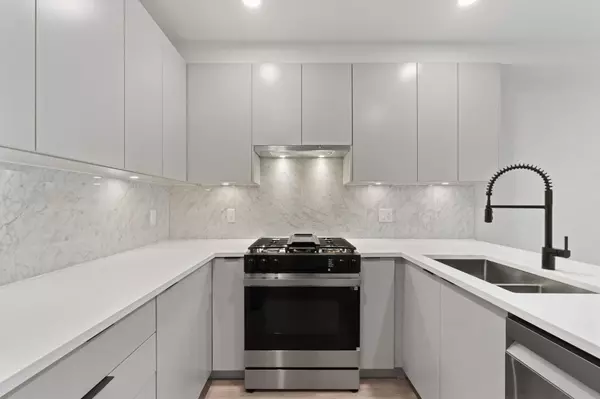 13258 105 AVE #418, Surrey, BC V3T 1Z2