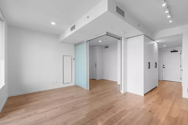 Surrey, BC V3T 0S7,10448 University DR #403