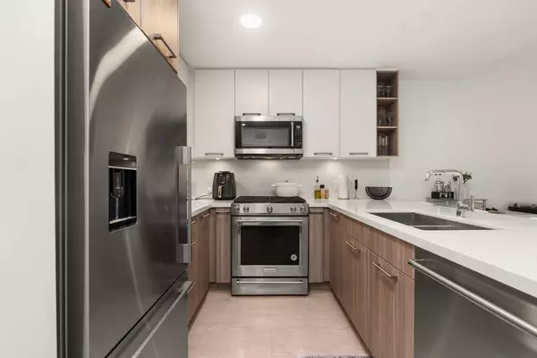 White Rock, BC V4B 3C3,14022 North Bluff RD #214