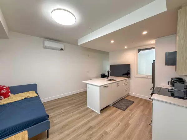 2180 Kelly AVE #1211 Port Coquitlam, BC V3C 3B1