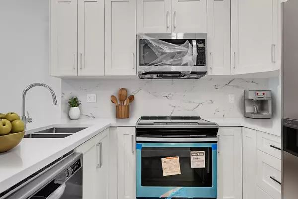 Surrey, BC V4N 6T3,9983 E Barnston DR #103