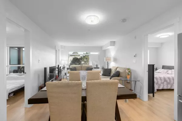 1519 Crown ST #406, North Vancouver, BC V7J 1G6