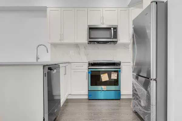 Surrey, BC V4N 6T3,9983 E Barnston DR #204