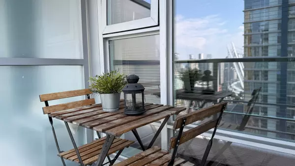 Vancouver, BC V6B 1X6,131 Regiment Square #2306