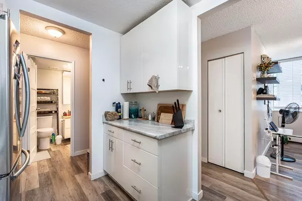 Burnaby, BC V3J 7G7,3755 Bartlett CT #702