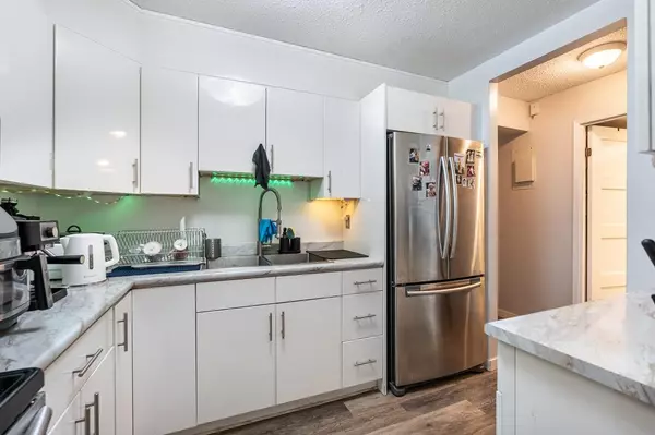 Burnaby, BC V3J 7G7,3755 Bartlett CT #702