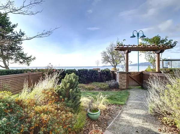 Sechelt, BC V7Z 0H3,5160 Davis Bay RD #105