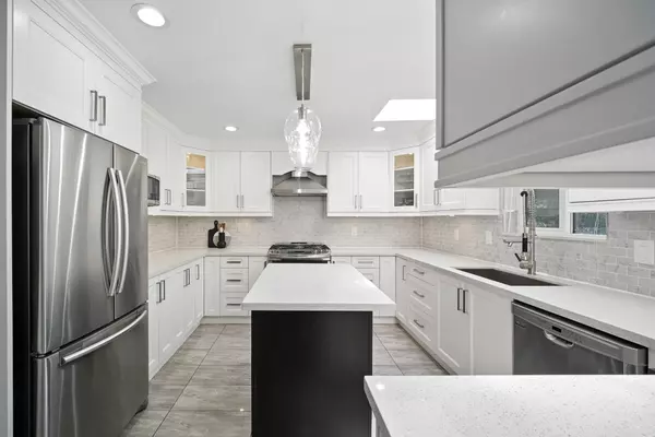 Burnaby, BC V3N 3T3,7563 1st ST