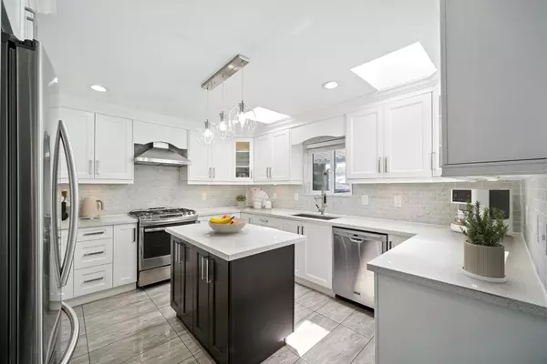 Burnaby, BC V3N 3T3,7563 1st ST