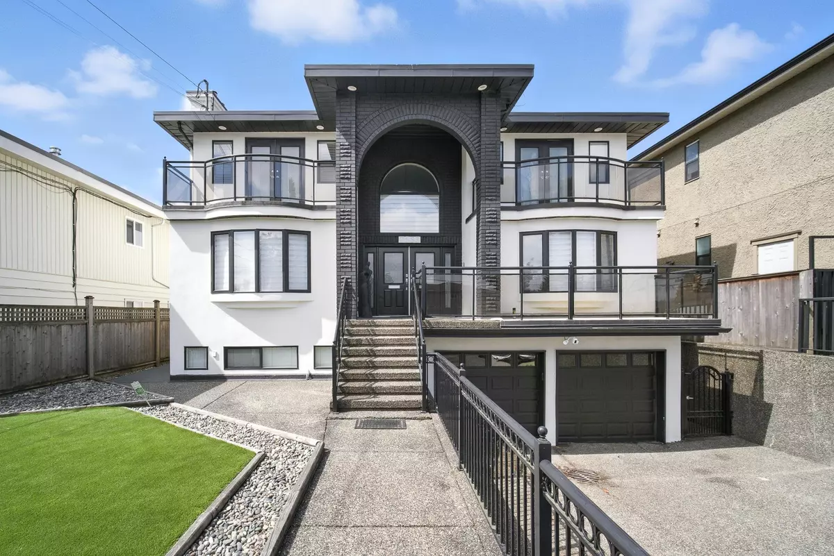 Burnaby, BC V3N 3T3,7563 1st ST