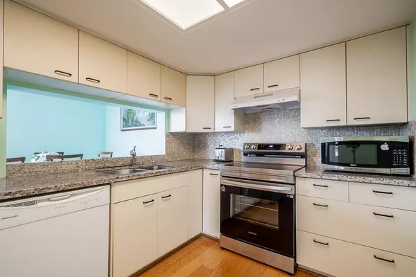 New Westminster, BC V3M 3X7,121 Tenth ST #303